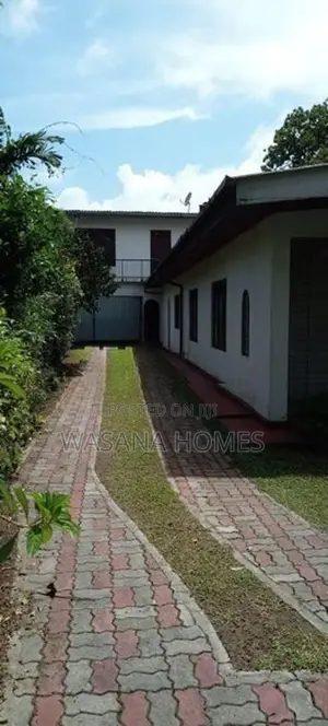 Neat House for Sale Boralasgamuwa