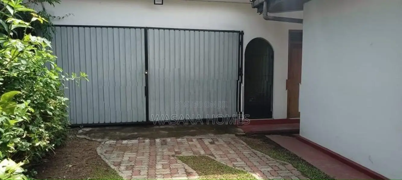 Neat House for Sale Boralasgamuwa