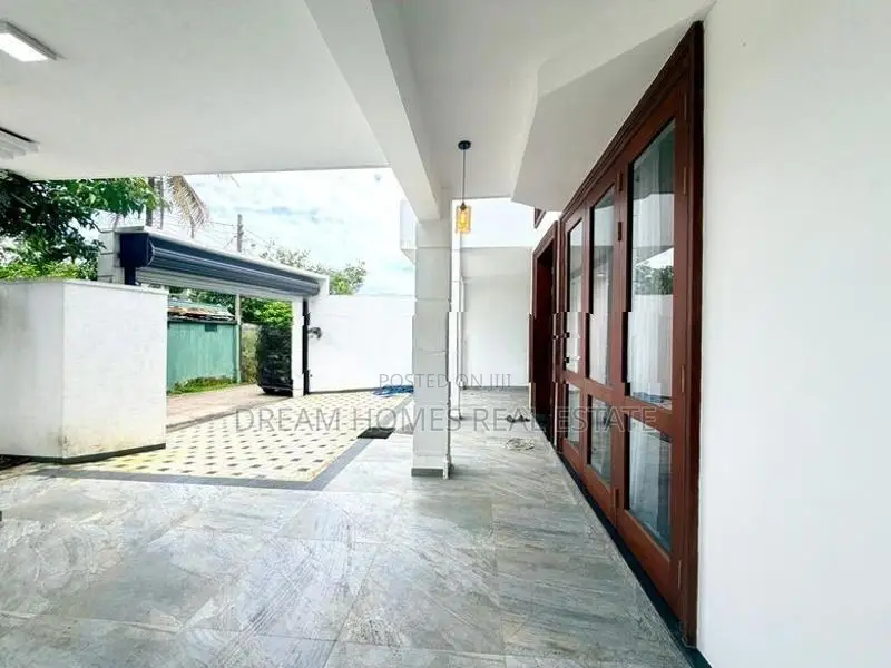 Luxury 3-Storey House for Sale – Akuregoda