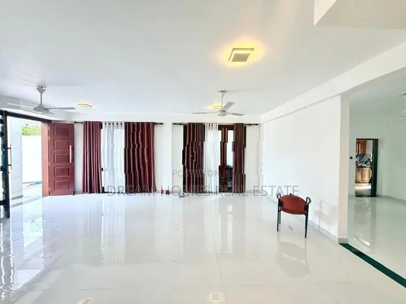 Luxury 3-Storey House for Sale – Akuregoda