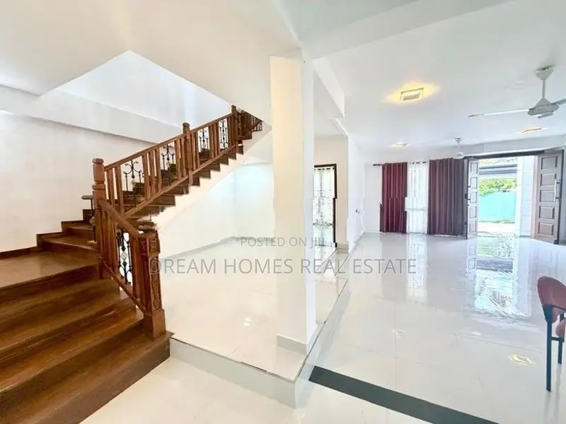 Luxury 3-Storey House for Sale – Akuregoda
