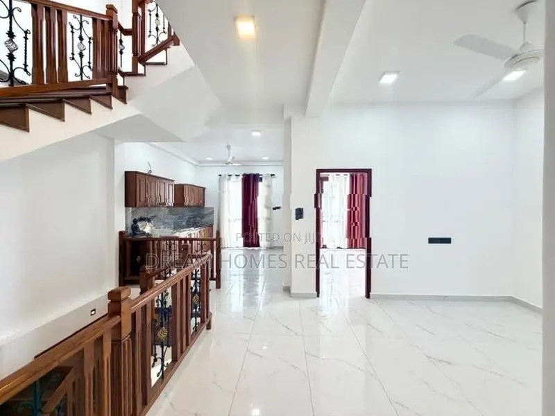 Luxury 3-Storey House for Sale – Akuregoda
