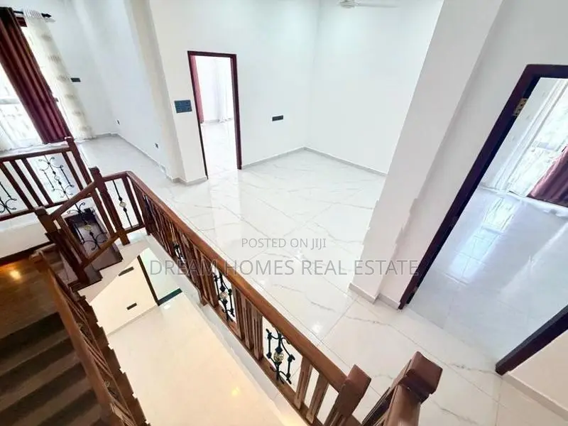 Luxury 3-Storey House for Sale – Akuregoda