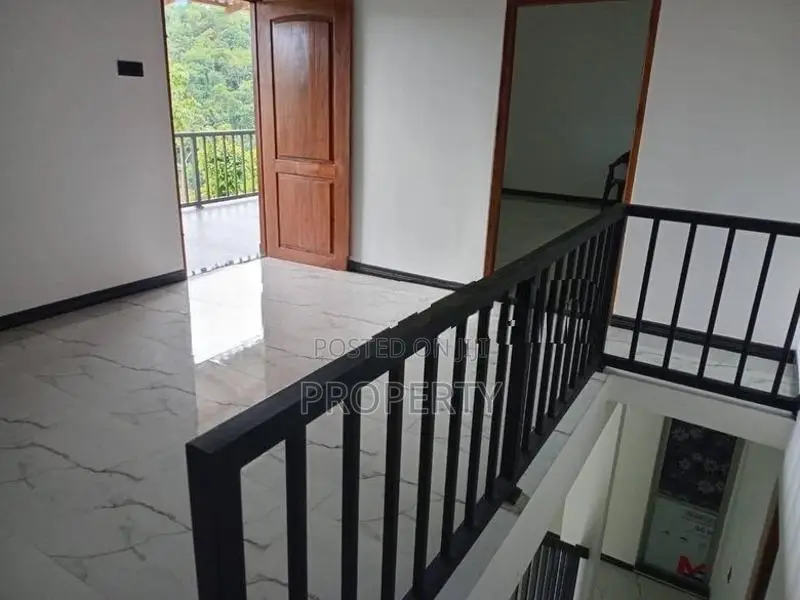 105 Perch and 3 Storied House for sale in Kandy Haragama