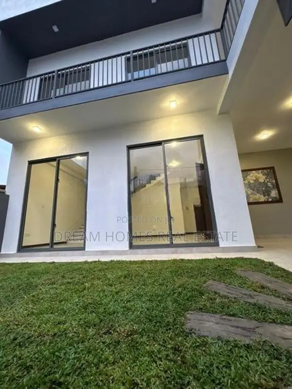 Spacious Family Home with Rooftop Terrace – Kesbewa