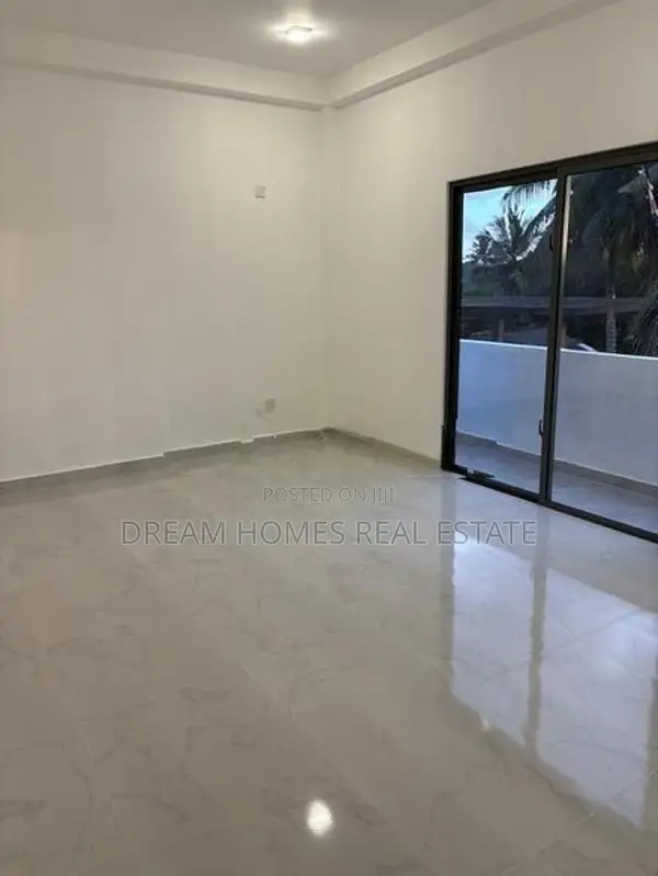 Spacious Family Home with Rooftop Terrace – Kesbewa