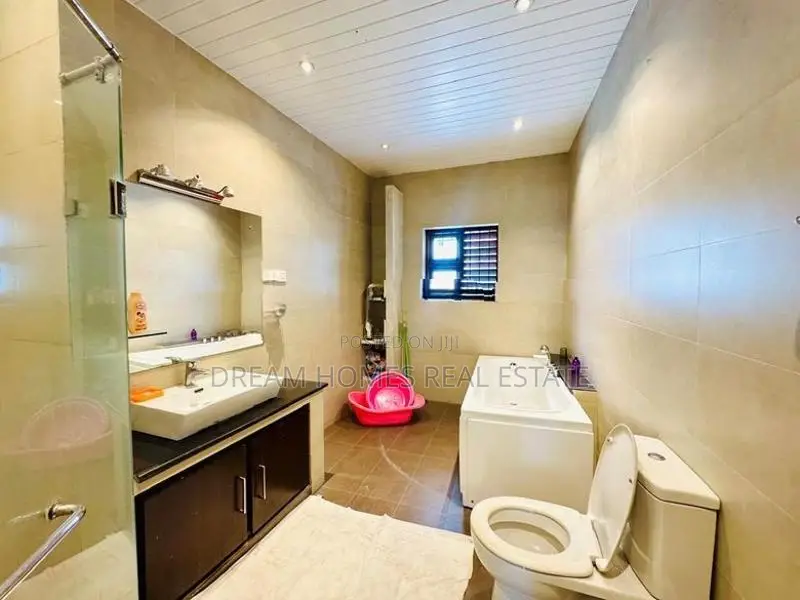 Spacious Luxury Residence with Solar System – Rajagiriya