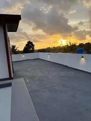 Spacious Family Home with Rooftop Terrace – Kesbewa