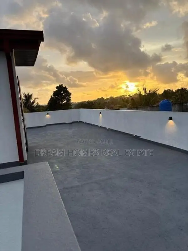 Spacious Family Home with Rooftop Terrace – Kesbewa