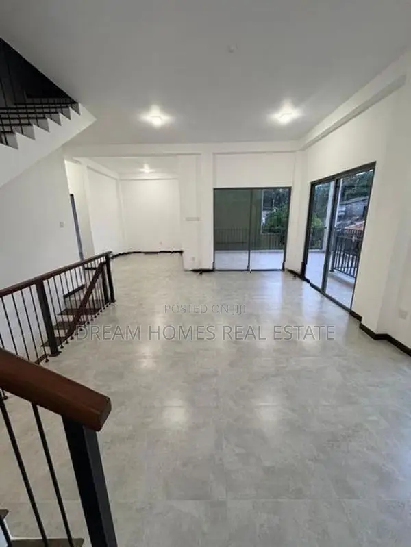 Spacious Family Home with Rooftop Terrace – Kesbewa