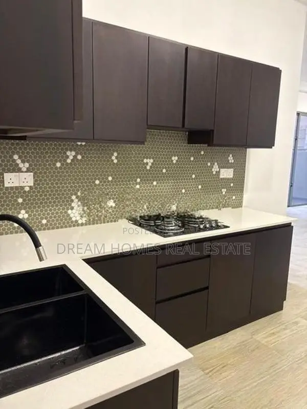 Spacious Family Home with Rooftop Terrace – Kesbewa