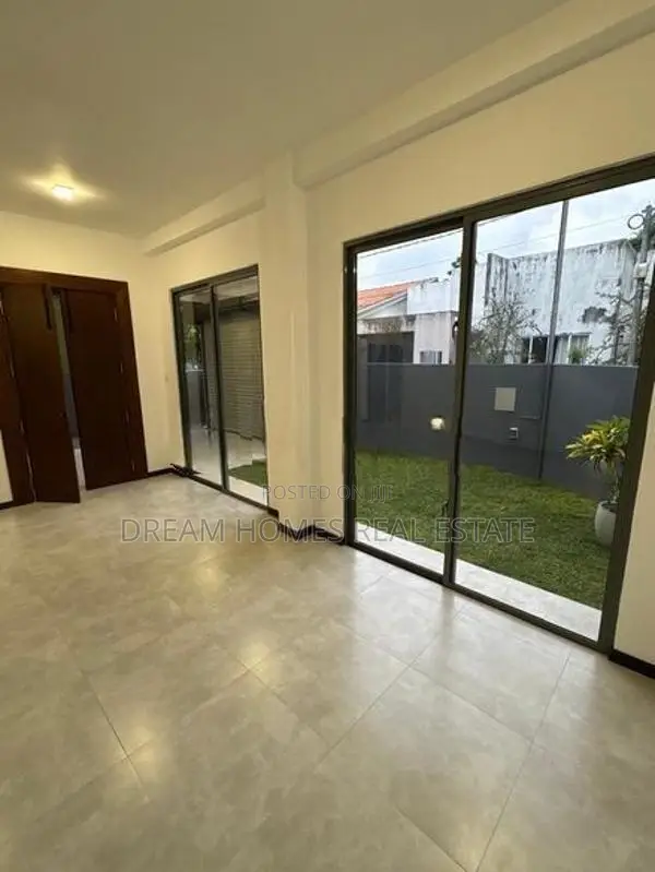 Spacious Family Home with Rooftop Terrace – Kesbewa