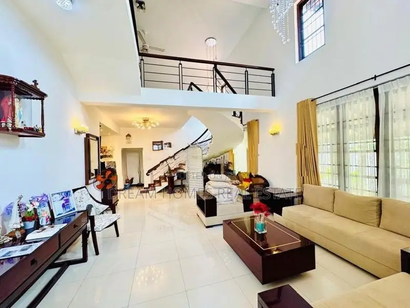 Spacious Luxury Residence with Solar System – Rajagiriya