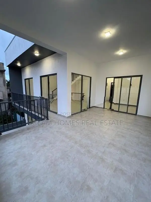 Spacious Family Home with Rooftop Terrace – Kesbewa