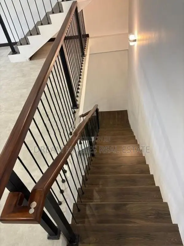 Spacious Family Home with Rooftop Terrace – Kesbewa