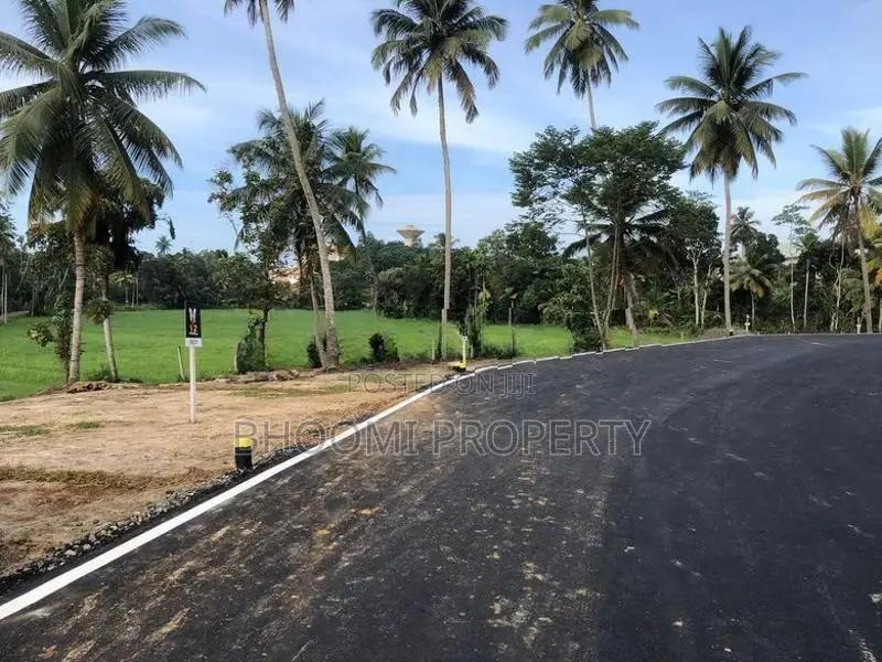 ලැබීම රෝහල ඉදිරිපිටින් බිම් කොටස්..