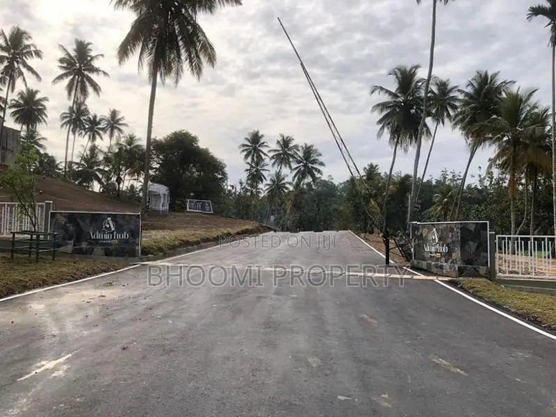 ලැබීම රෝහල ඉදිරිපිටින් බිම් කොටස්..