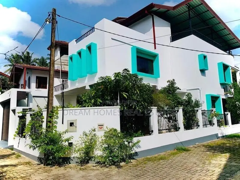 Solar-Powered Luxury House in Kiribathgoda