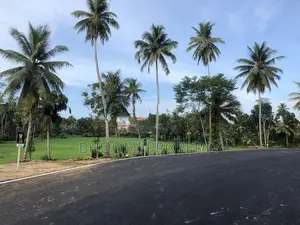 ලැබීම රෝහල ඉදිරිපිටින් බිම් කොටස්..
