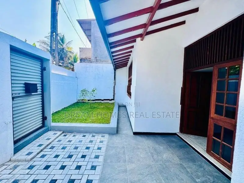 Newly Renovated Luxury 4-Bedroom Residence for Sale in Delkanda