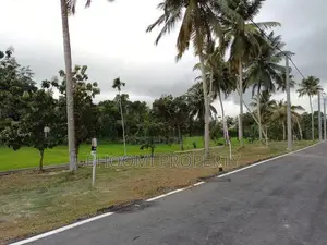 ලැබීම රෝහල ඉදිරිපිටින් බිම් කොටස්..