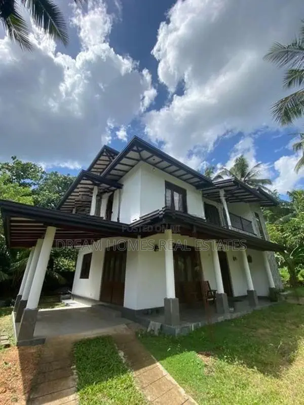 3-Storey Family Home with Rooftop Terrace in Kadawatha