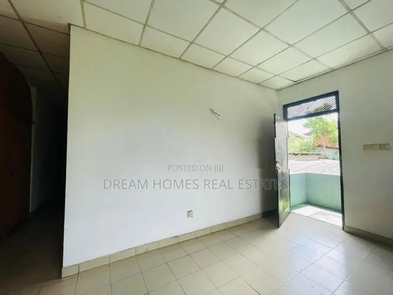Spacious 6 Bedroom House for Sale in Makola, Kiribathgoda
