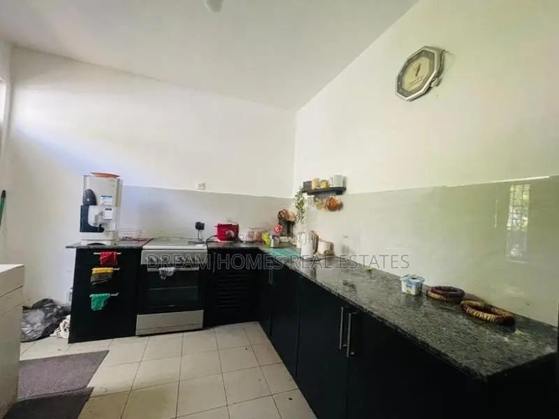 Spacious 6 Bedroom House for Sale in Makola, Kiribathgoda
