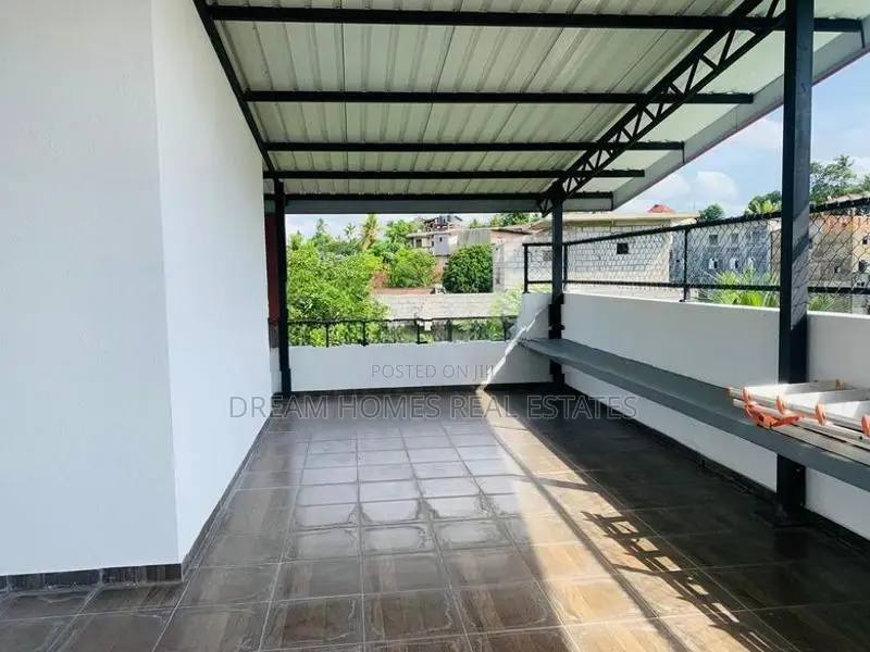 Solar-Powered Luxury House in Kiribathgoda