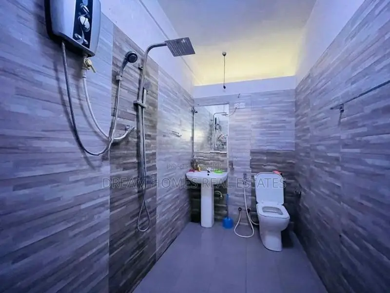 Spacious 6 Bedroom House for Sale in Makola, Kiribathgoda