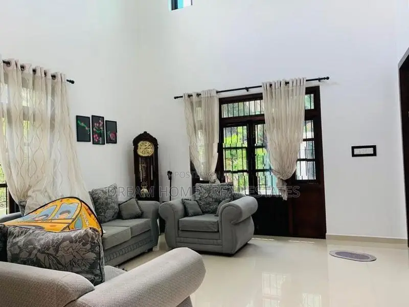 Solar-Powered Luxury House in Kiribathgoda
