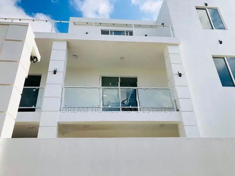 Modern 4-Bedroom Luxury Home with Rooftop Terrace – Kadana