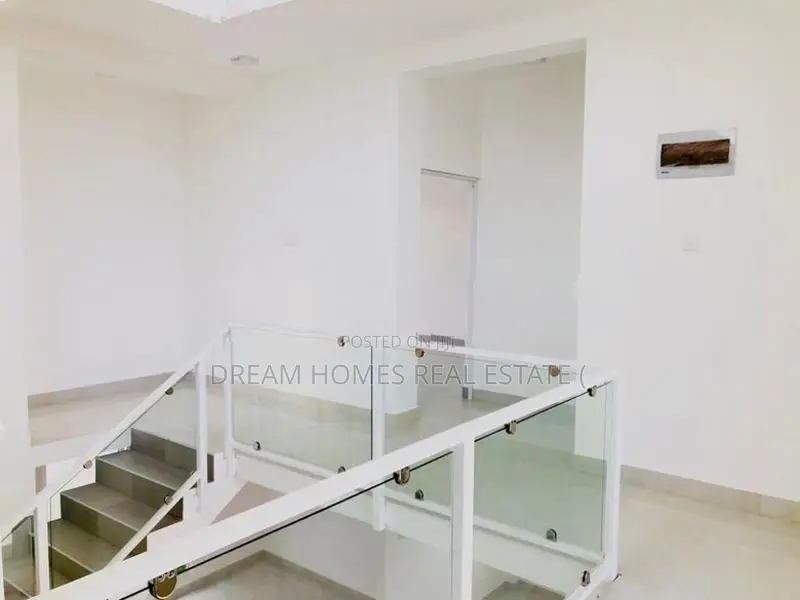 Modern 4-Bedroom Luxury Home with Rooftop Terrace – Kadana