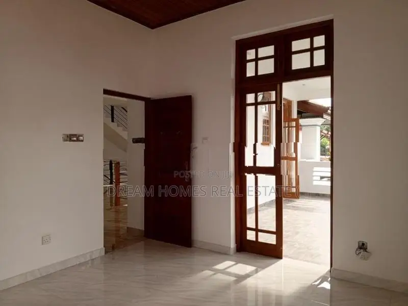 Modern Luxury Home with Rooftop Bar – Weligampitiya, Ja-Ela