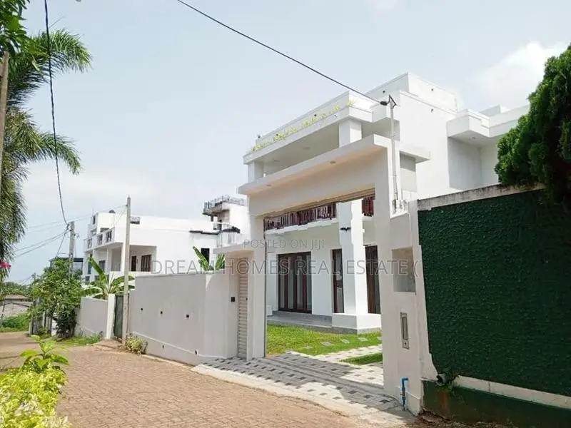 4 Bedroom Luxury Home with Stunning Rooftop Views – Kandana