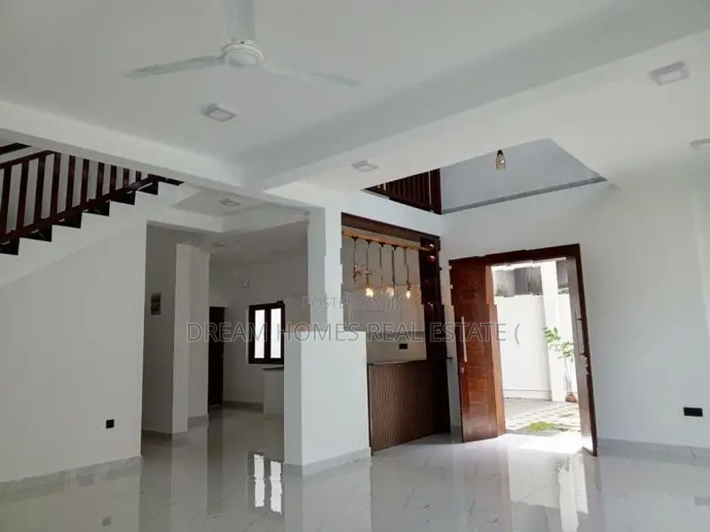 4 Bedroom Luxury Home with Stunning Rooftop Views – Kandana