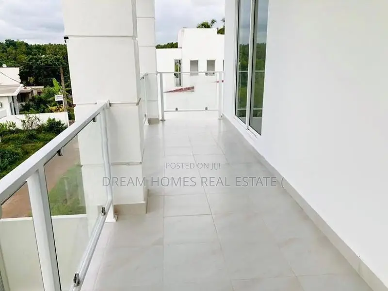 Modern 4-Bedroom Luxury Home with Rooftop Terrace – Kadana