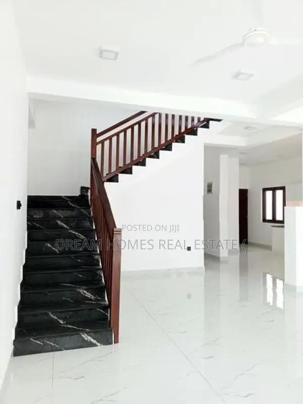 4 Bedroom Luxury Home with Stunning Rooftop Views – Kandana