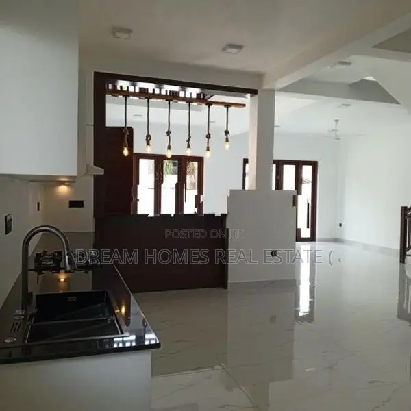 4 Bedroom Luxury Home with Stunning Rooftop Views – Kandana
