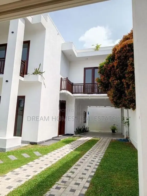 4 Bedroom Luxury Home with Stunning Rooftop Views – Kandana