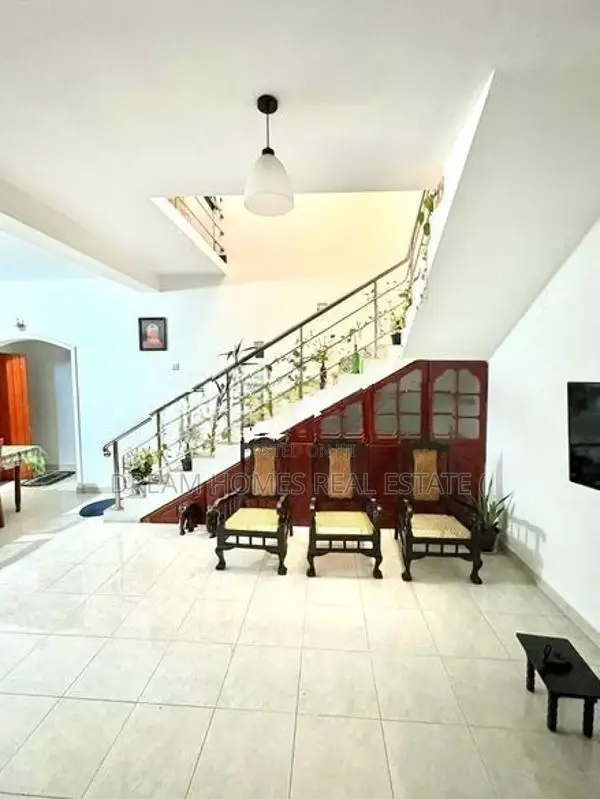 Prime 3-Storey Residence with Rooftop Solar Power – Walawwatta