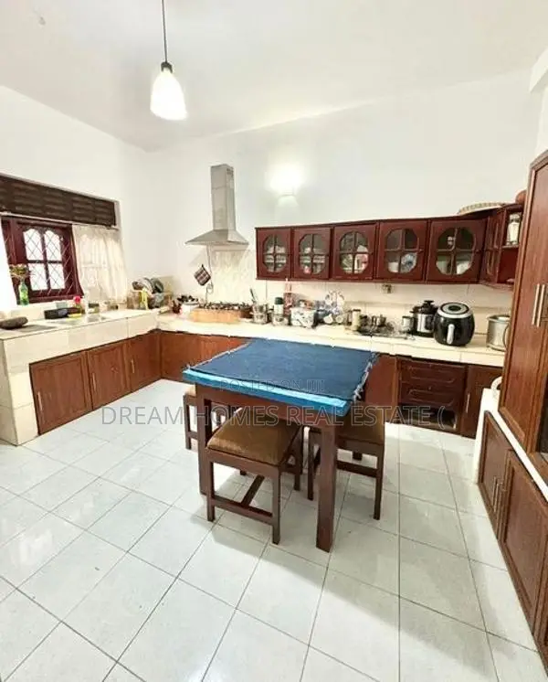 Prime 3-Storey Residence with Rooftop Solar Power – Walawwatta