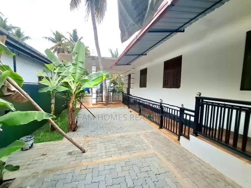 Family Home with Large Garden for Sale – Pannipitiya