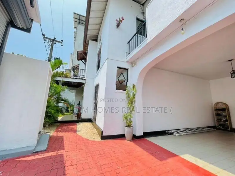 Elegant 2-Storey Family Home in Prime Gallage Mawatha