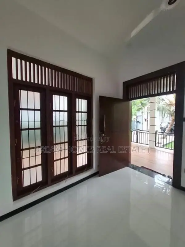 Family Home with Large Garden for Sale – Pannipitiya