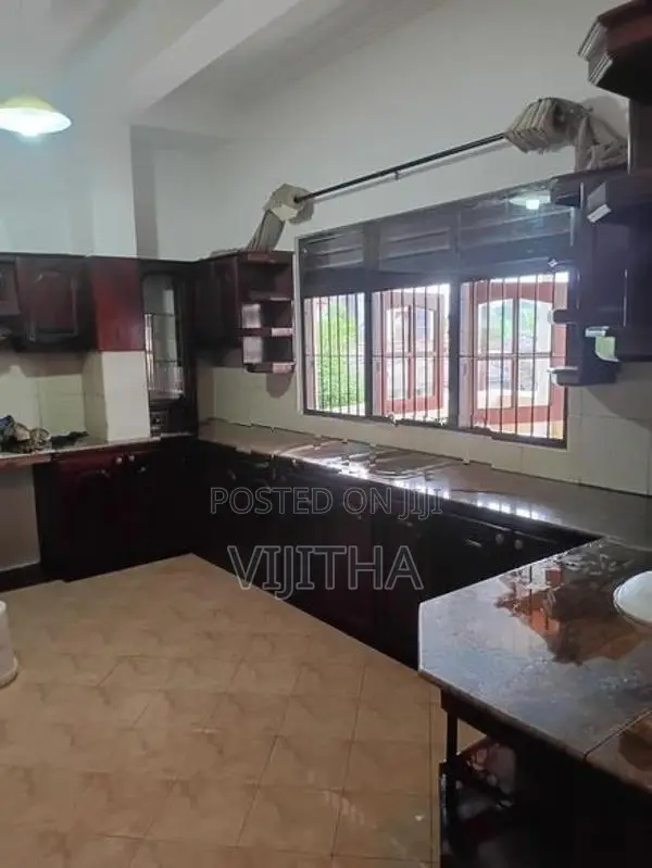 Upstairs Unit for Rent in Talawatugoda