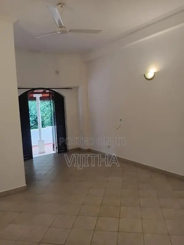 Upstairs Unit for Rent in Talawatugoda