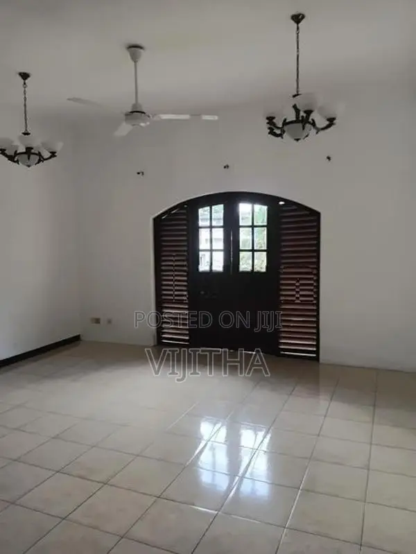 Upstairs Unit for Rent in Talawatugoda