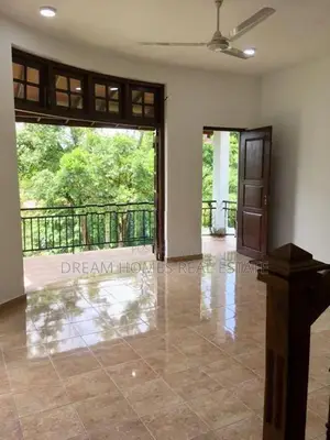 Home with Rooftop Terrace/ Vehicle Parking-Thalawathugoda