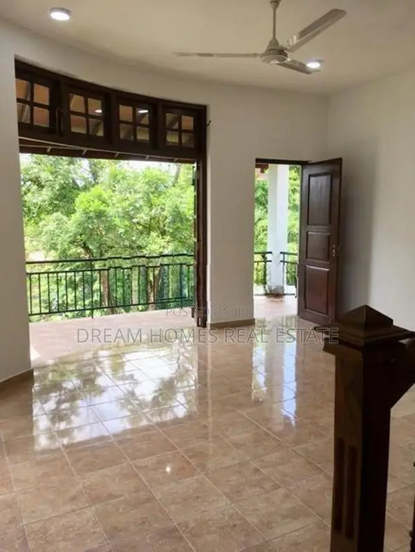 Home with Rooftop Terrace/ Vehicle Parking-Thalawathugoda